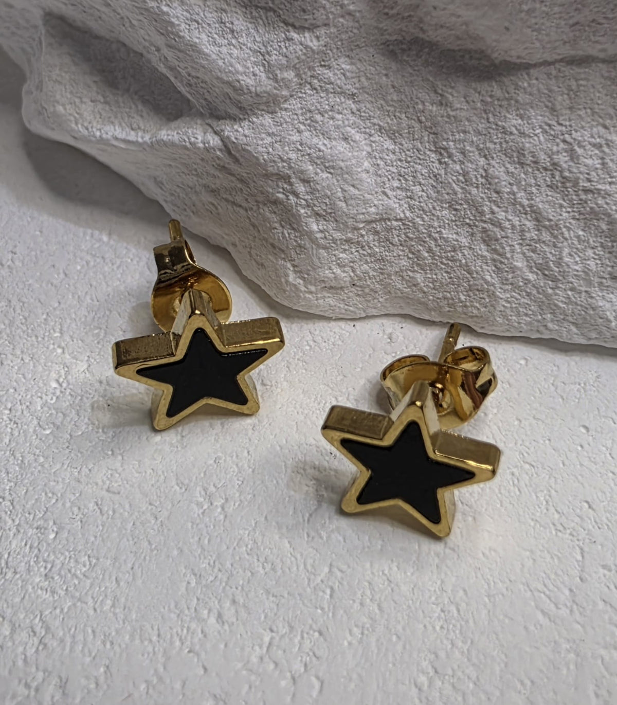 Gold Ohrring Stecker Stern Emaille Schwarz Edelstahl