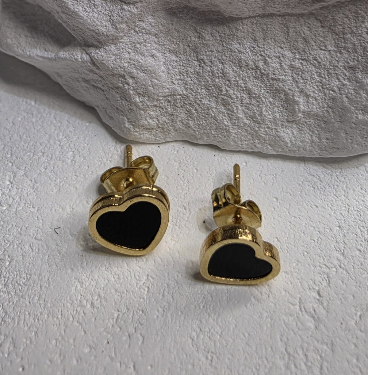 Gold Ohrring Stecker Herz Emaille Schwarz Edelstahl