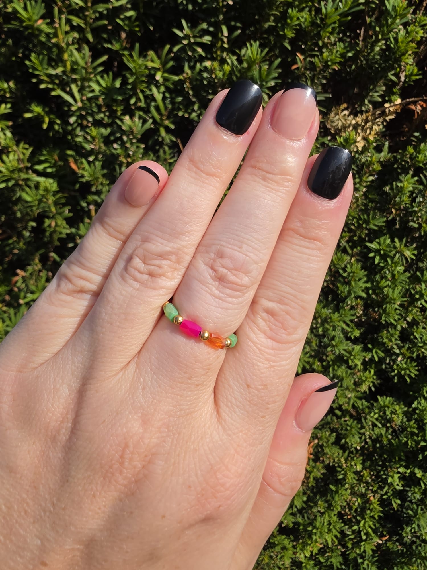Elastischer Perlenring mit Neonperlen in Grün, Pink und Orange