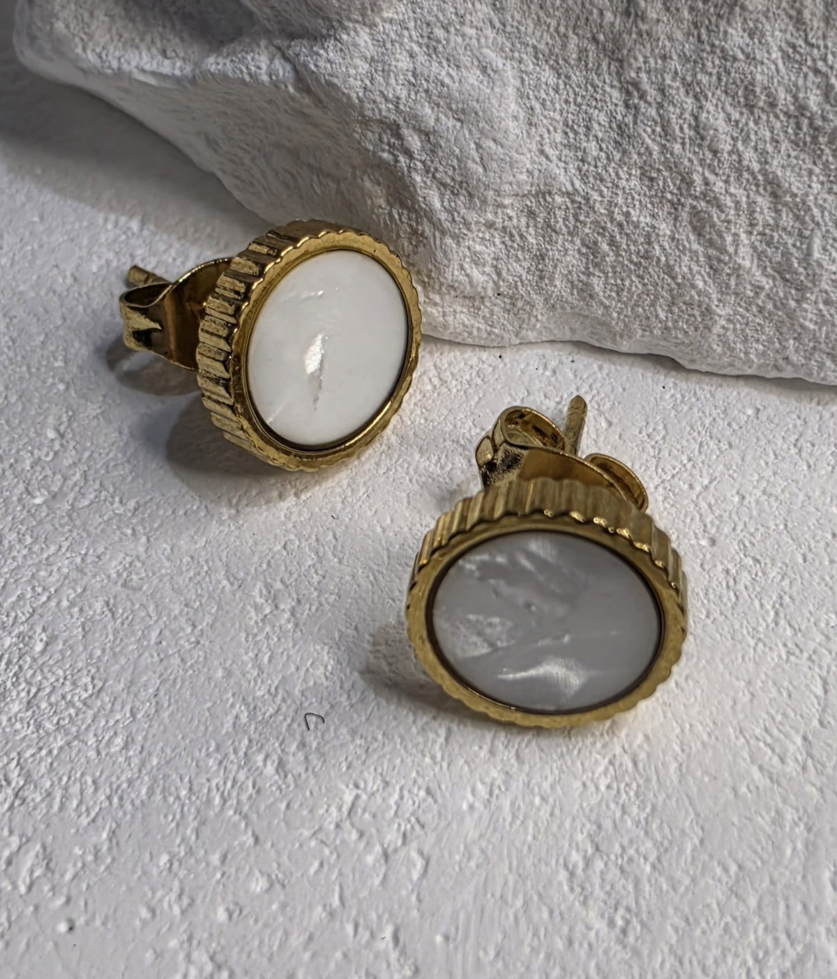 Gold Ohrring Stecker Oval Perlmutt Geriffelt Edelstahl