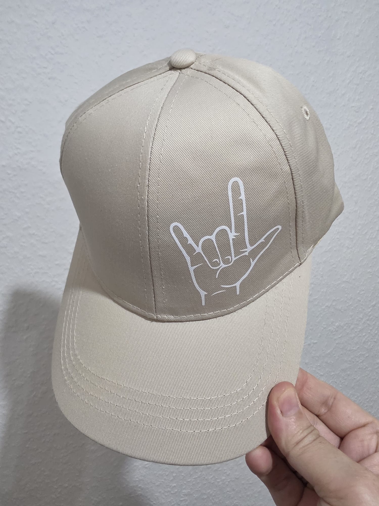 Beige Cap mit ILY-Zeichen in Weiß – Deaf Community Design