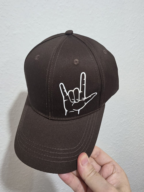 Dunkelbraune Cap mit ILY-Zeichen in Weiß – Deaf Community Design