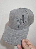 Grau melierte Cap mit ILY-Zeichen in Schwarz – Deaf Community Design