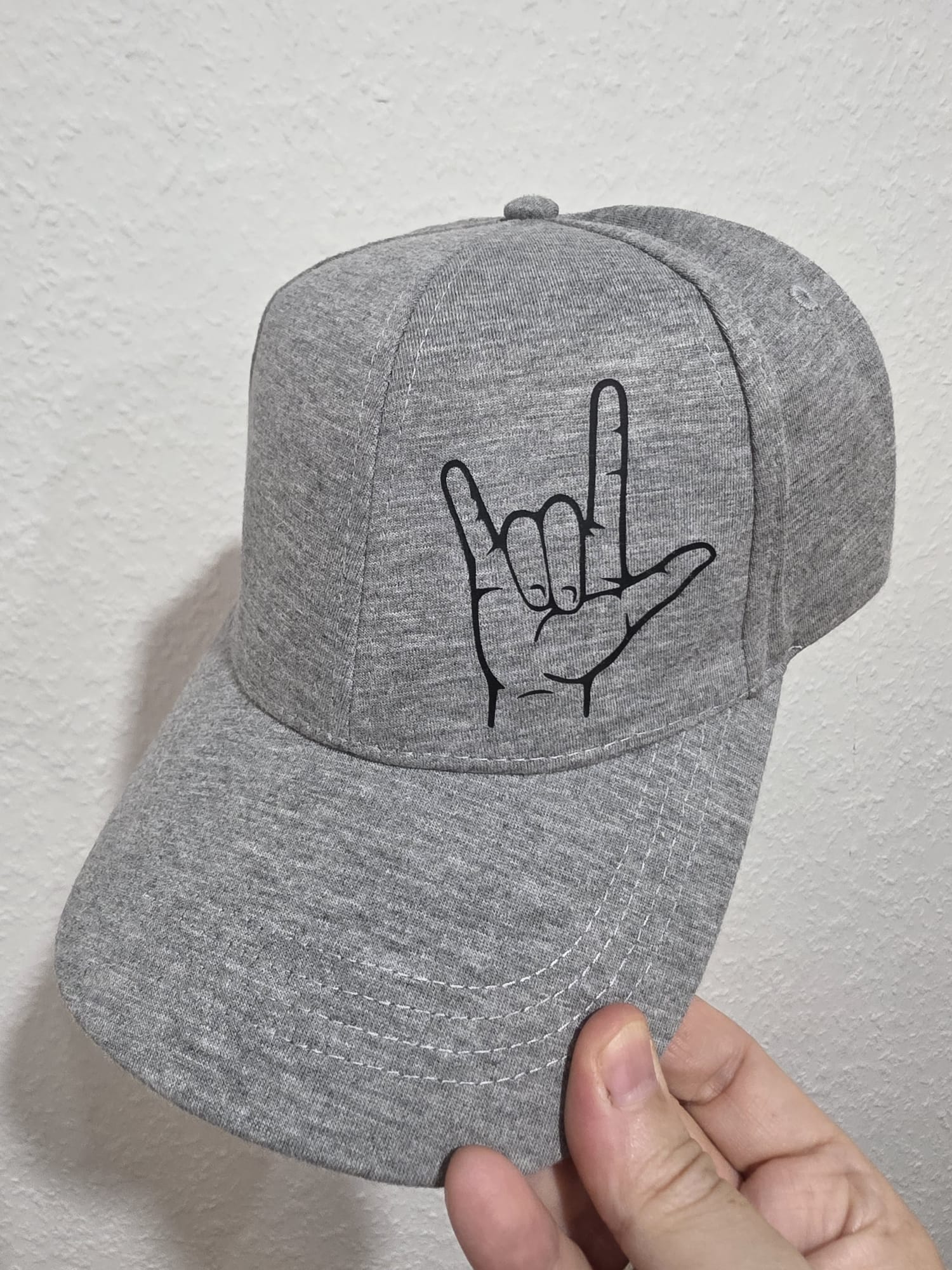Grau melierte Cap mit ILY-Zeichen in Schwarz – Deaf Community Design