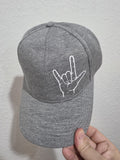 Grau melierte Cap mit ILY-Zeichen in Weiß – Deaf Community Design