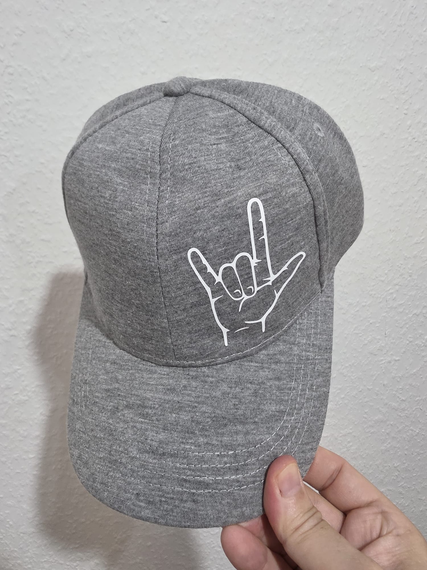 Grau melierte Cap mit ILY-Zeichen in Weiß – Deaf Community Design