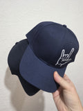 Mittelblaue Cap mit ILY-Zeichen in Weiß – Deaf Community Design