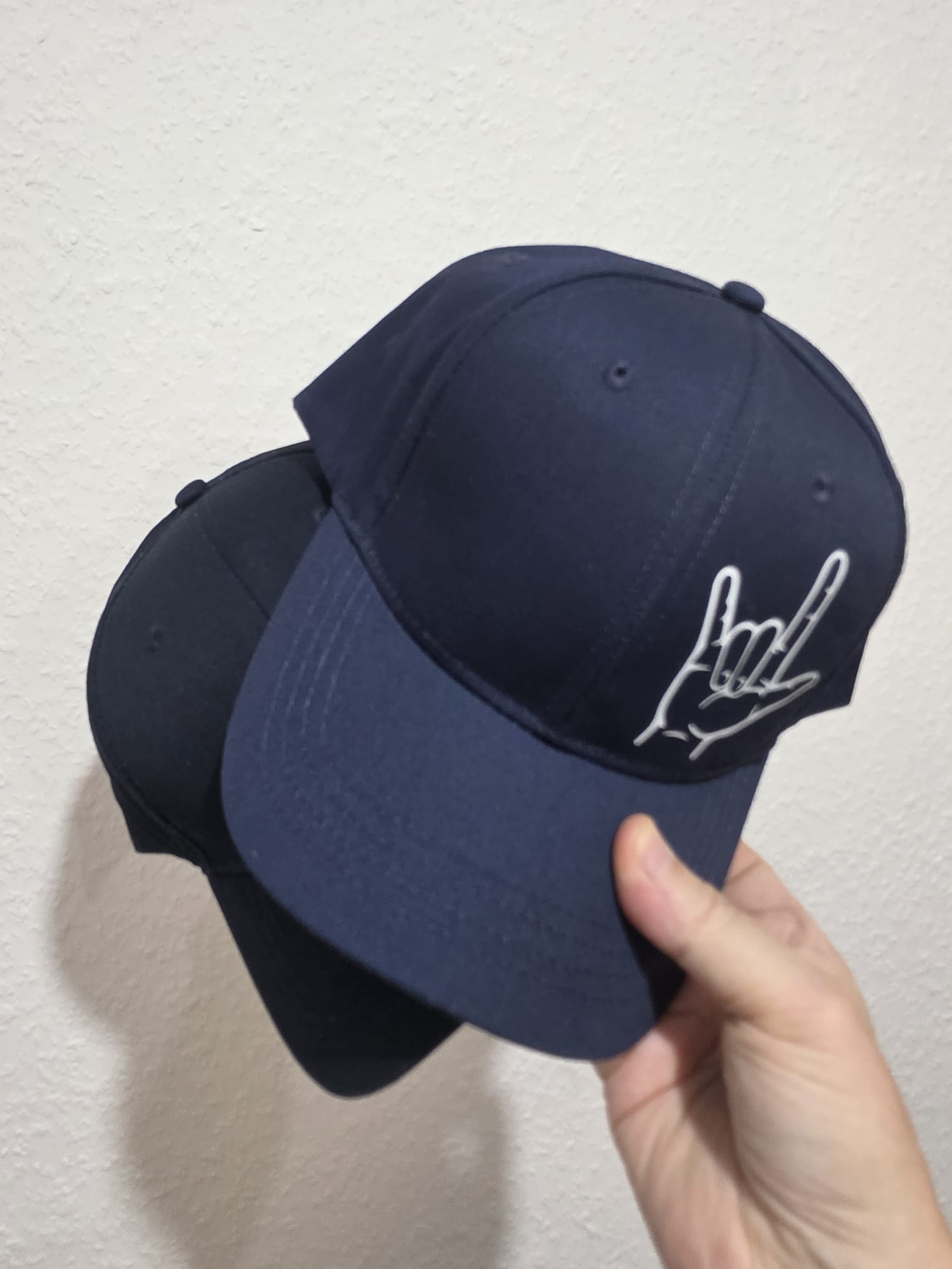 Mittelblaue Cap mit ILY-Zeichen in Weiß – Deaf Community Design