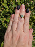 Gold Ring mit Mond-Design und mintfarbenem Opal-Stein
