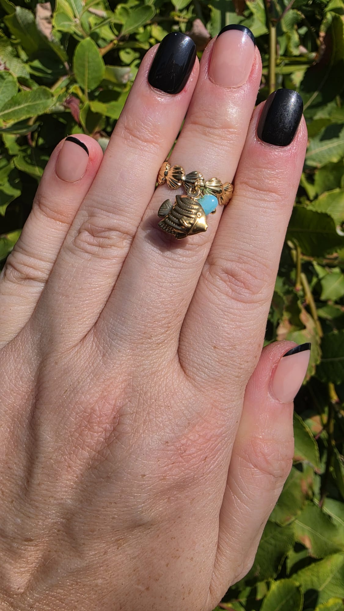 Gold Ring mit Fisch-Anhänger und türkisem Stein