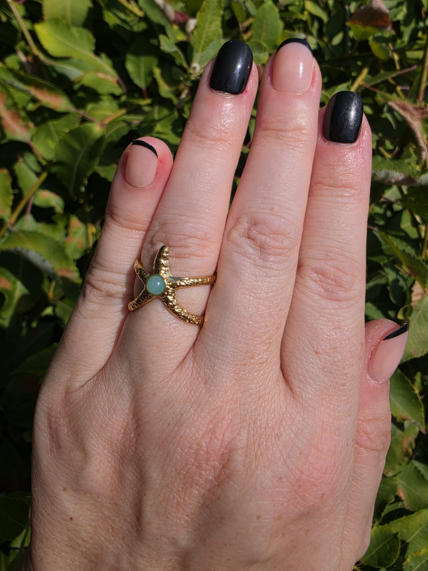 Gold Ring mit texturiertem Seestern-Design und mintfarbenem Opal-Stein