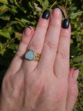 Gold Ring mit breitem Blatt-Band und hellblauem Opal-Herz