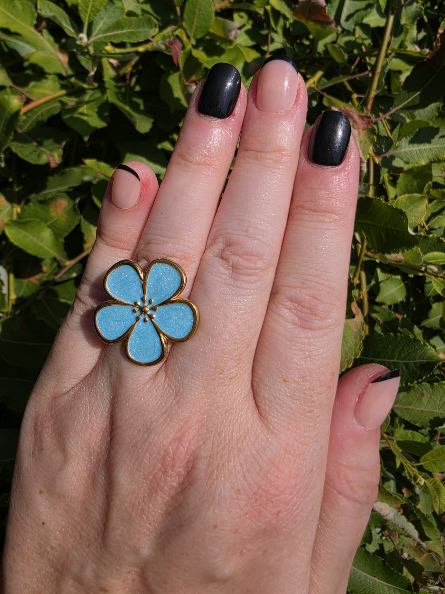 Gold Ring mit großem Blumen-Motiv in hellblauer Emaille