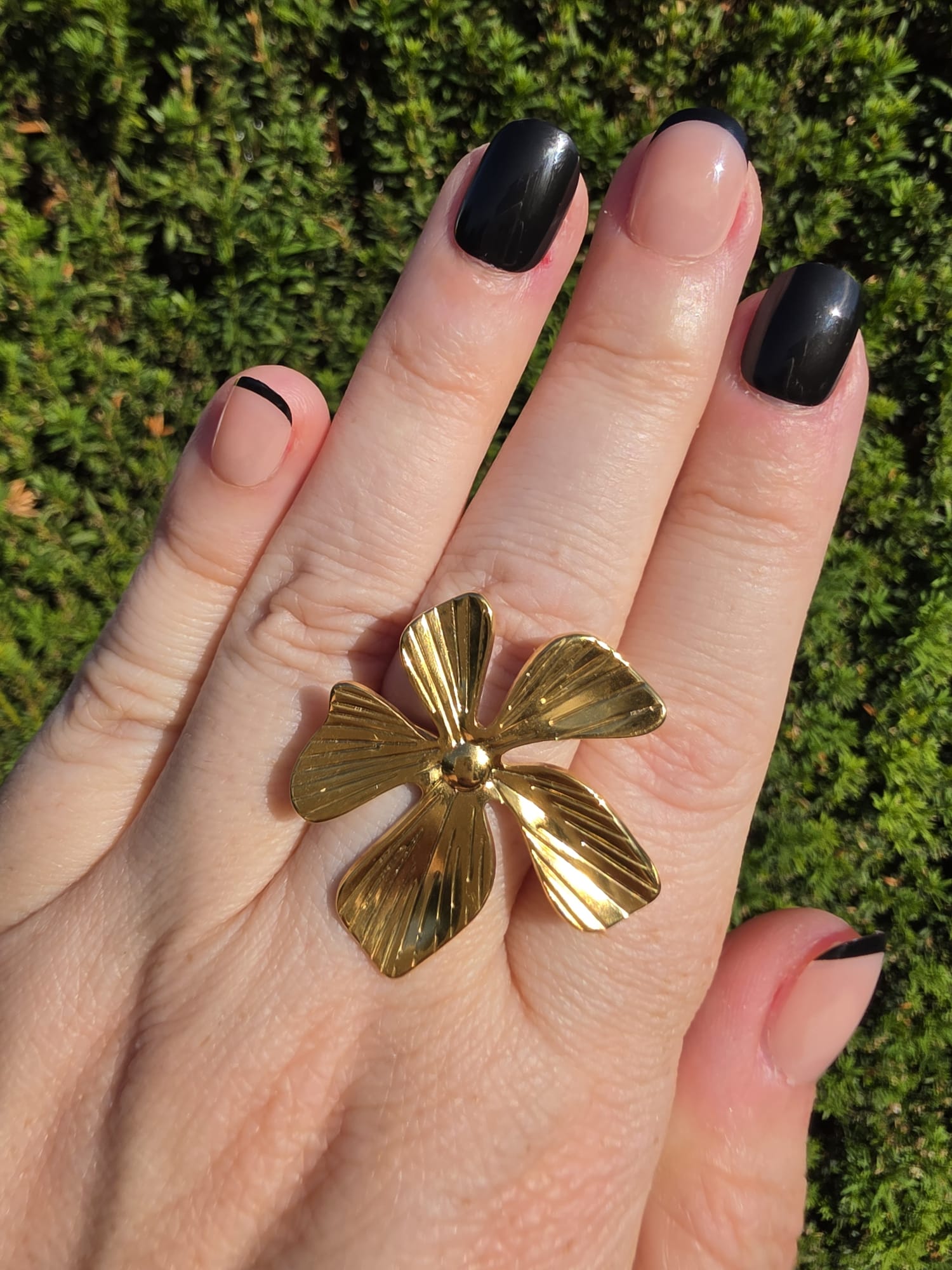 Edelstahl Ring Gold Große Blüte Gerippte Blütenblätter
