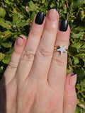 Gold Ring mit weißem Opal-Seestern