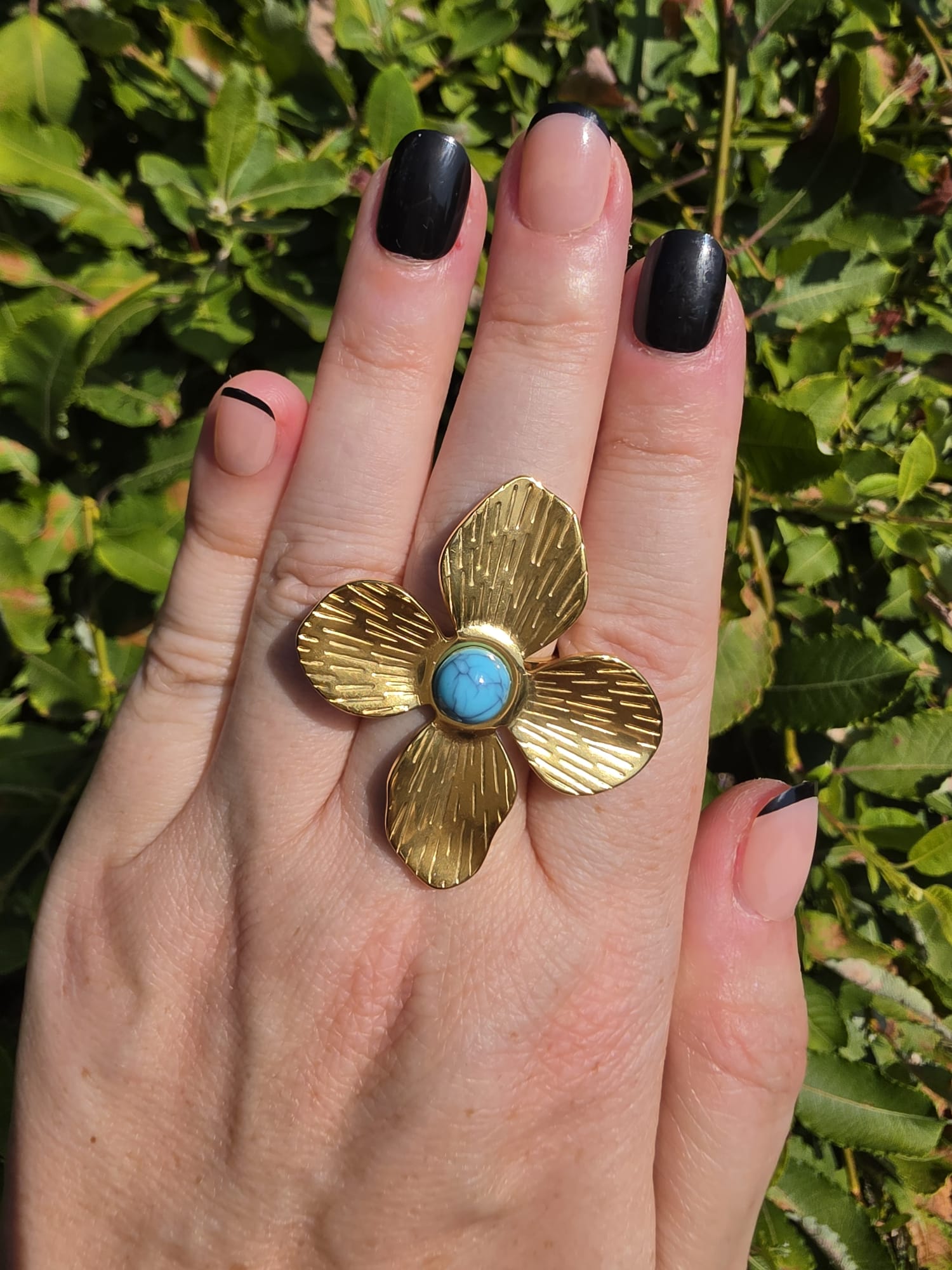 Gold Ring mit großem Blumen-Design und türkisem Stein