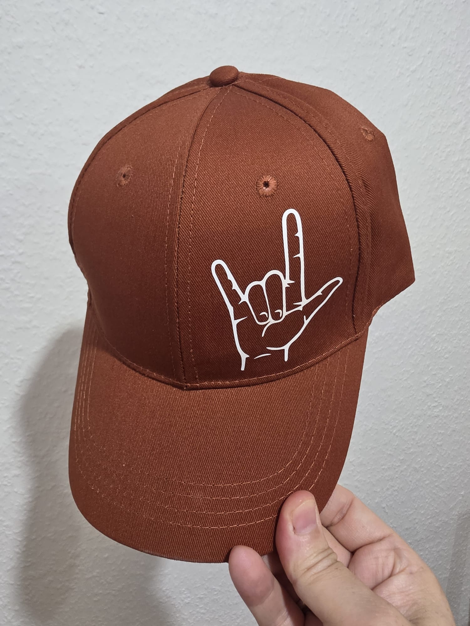 Rostrot Terrakotta Cap mit ILY-Zeichen in Weiß – Deaf Community Design