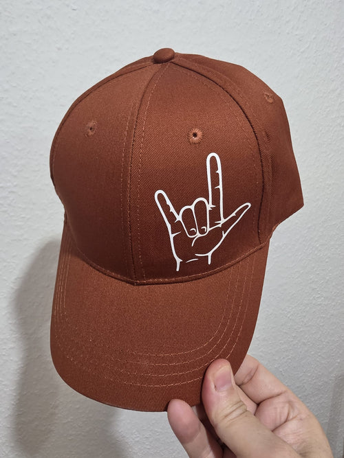 Rostrot Terrakotta Cap mit ILY-Zeichen in Weiß – Deaf Community Design