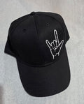 Schwarze Cap mit ILY-Zeichen in Weiß – Deaf Community Design