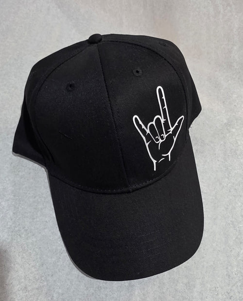 Schwarze Cap mit ILY-Zeichen in Weiß – Deaf Community Design