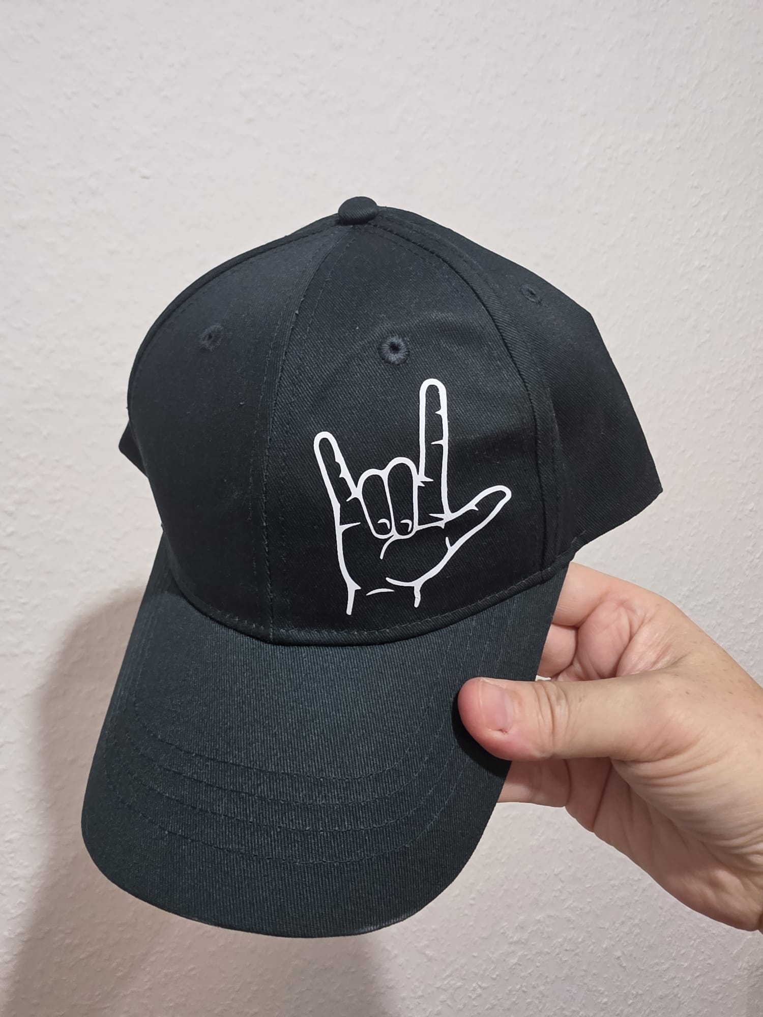 Tannengrüne Cap mit ILY-Zeichen in Weiß – Deaf Community Design