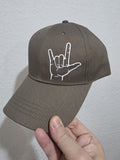 Taupe Cap mit ILY-Zeichen in Weiß – Deaf Community Design